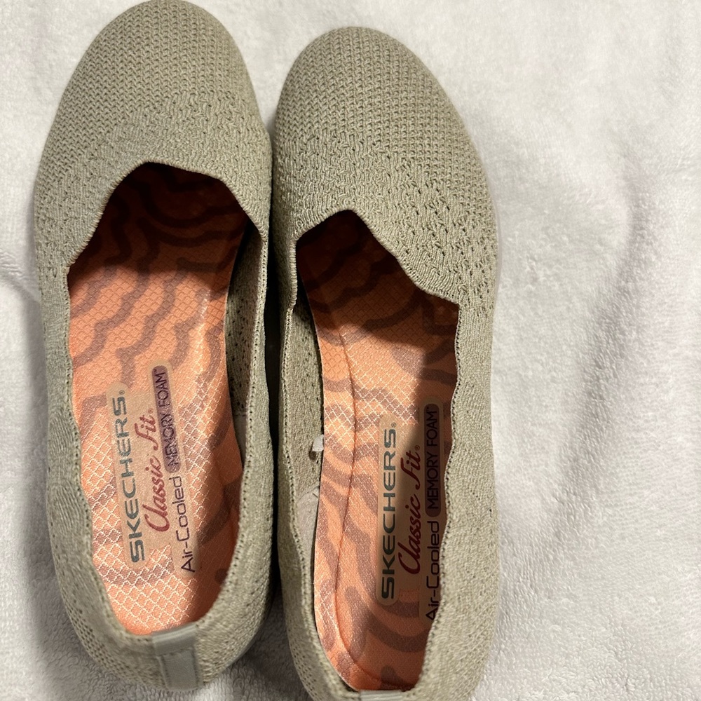 Brand new size 9 Skechers memory foam shoes